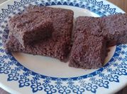 Una foto de brownies con cacao y manzana