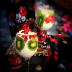 A picture of Kiwi strawberry oats smoothie.