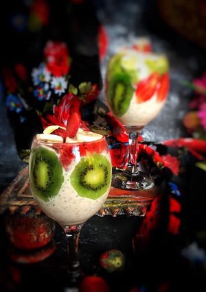 A picture of Kiwi strawberry oats smoothie.