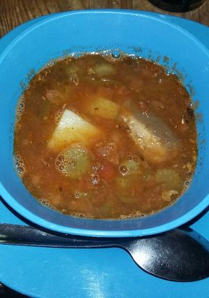 Una foto de Caldo de sardinas con verduras