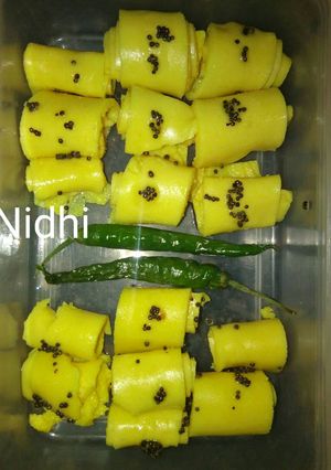 A picture of Khandvi.