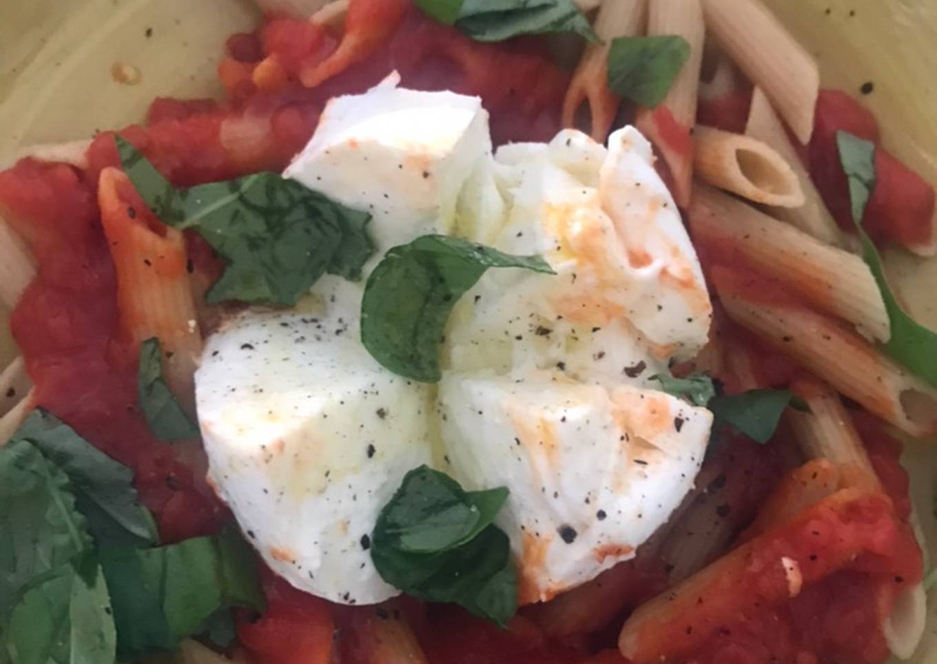 Pasta con tomate y mozzarella fresca