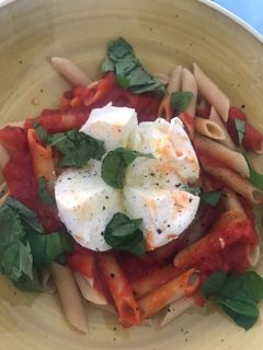 Una foto de Pasta con tomate y mozzarella fresca