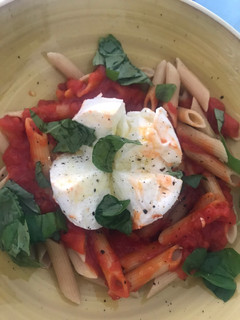 Una foto de Pasta con tomate y mozzarella fresca