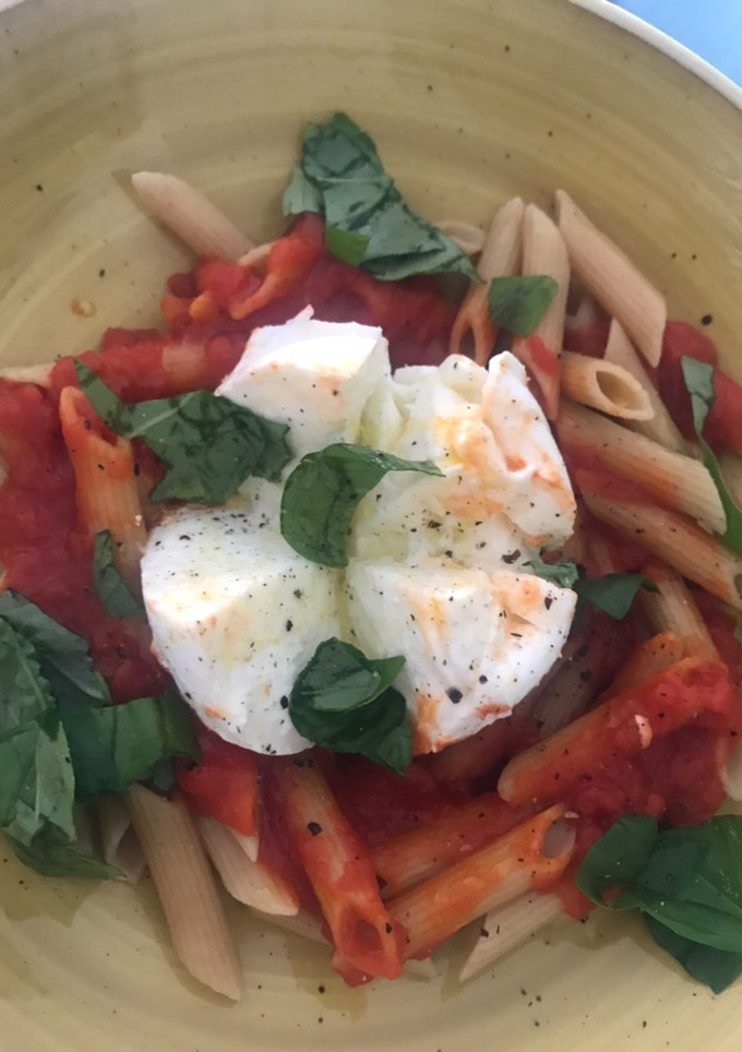 Una foto de Pasta con tomate y mozzarella fresca