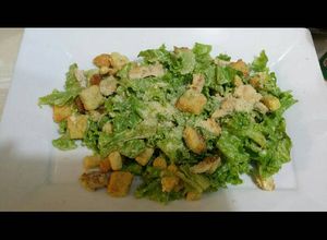 Una foto de Ensalada césar con pollo