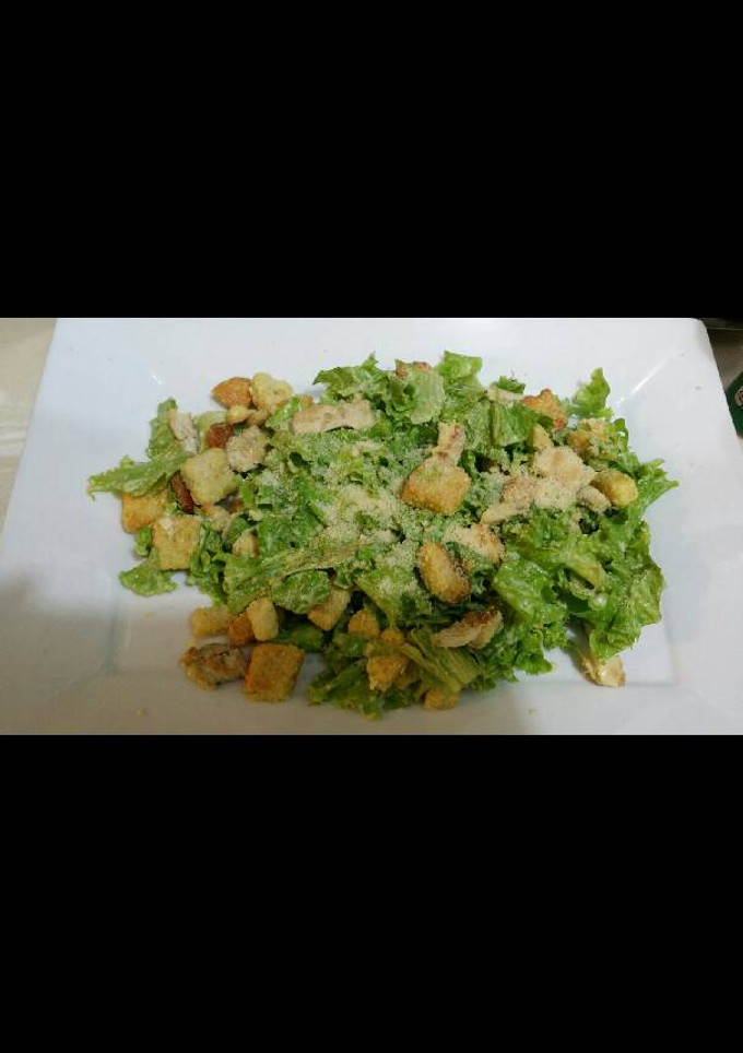 Una foto de Ensalada césar con pollo