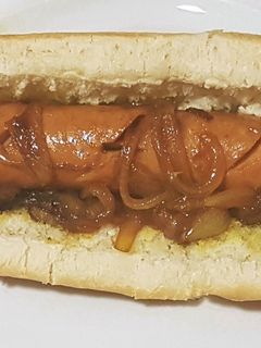 Una foto de Hot Dog con cebolla caramelizada en Teriyaki al Curry