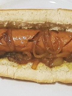 Una foto de Hot Dog con cebolla caramelizada en Teriyaki al Curry