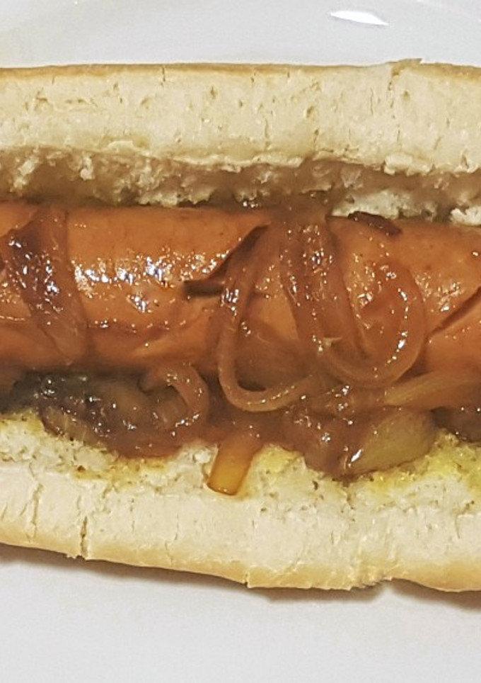 Una foto de Hot Dog con cebolla caramelizada en Teriyaki al Curry