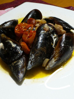 Una foto de Mejillones con panceta y tomatitos cherry