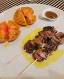 Enfilalls d'entrecot de vaca amb salsa de mostassa i mel