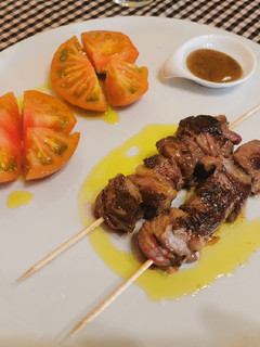 Una foto de Enfilalls d'entrecot de vaca amb salsa de mostassa i mel