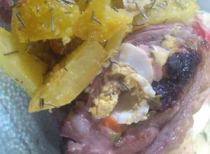 Una foto de Colita de cuadril mechada al horno con papas crocantes con ajo y tomillo