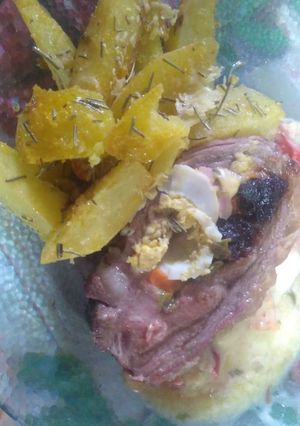 Una foto de Colita de cuadril mechada al horno con papas crocantes con ajo y tomillo