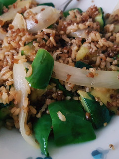 Una foto de Quinoa integral con arroz y verduras