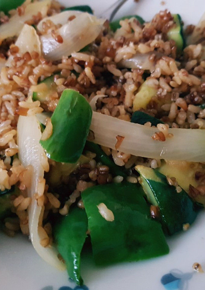 Una foto de Quinoa integral con arroz y verduras