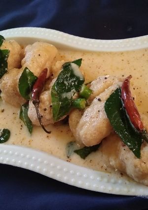A picture of Dahi vada.