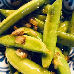 A picture of Sugar snap peas with ginger.