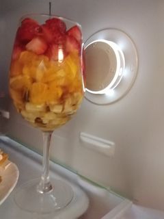 صورة لوصفة سلطة الفواكه🍌🍓🍊 بماء الزهر و السكر 😍