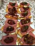 Bruschetta de queso azul y mortadela