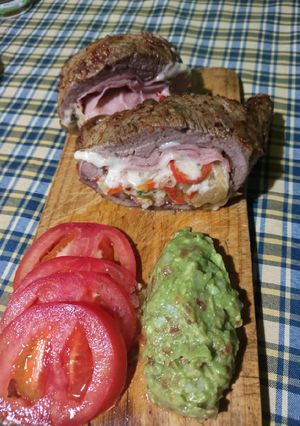 Una foto de Matambre al libro adobado + guacamole