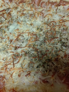 Una foto de Pizza de queso y salchichas