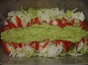 Una foto de ensalada mixta con aguacates