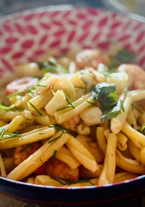 Une photo de Casarecce, asperges citronnées et crevettes rôties