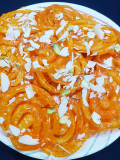 જલેબી (jalebi Recipe in Gujarati) રેસીપી મુખ્ય ફોટો