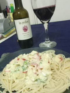 Una foto de Fideos con crema y kanikama