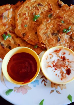 A picture of Healthy nutritious whole wheat flour and makki flour vegetable pancake.