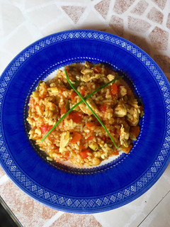 Una foto de Arroz con pollo y cúrcuma
