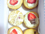 Magdalenas de chocolate blanco, fresa y barritas kinder chocolate
