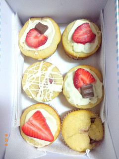 Una foto de Magdalenas de chocolate blanco, fresa y barritas kinder chocolate