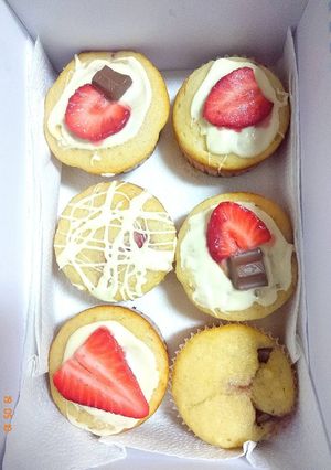 Una foto de Magdalenas de chocolate blanco, fresa y barritas kinder chocolate