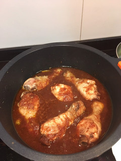 Una foto de Muslos de pollo con salsa de anchoas y vinagre de módena