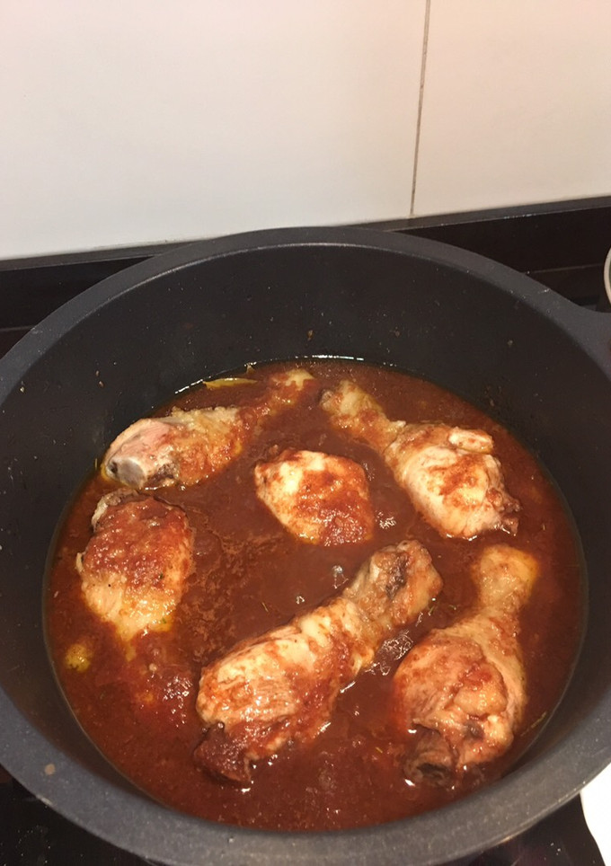 Una foto de Muslos de pollo con salsa de anchoas y vinagre de módena