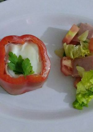 Una foto de Nidos de morrón con ensalada