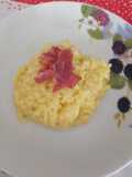 Risotto allo zafferano con petali di pancetta tostata