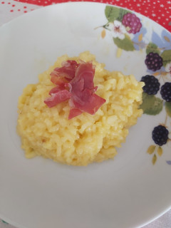 Foto di Risotto allo zafferano con petali di pancetta tostata