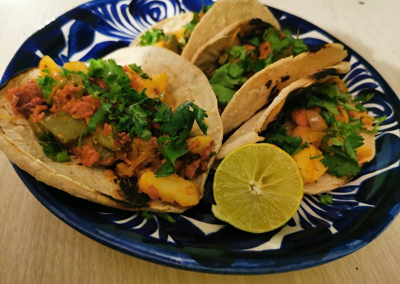 Taquitos de longaniza con papas y nopales