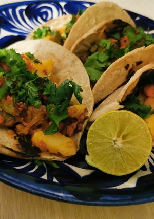 Una foto de Taquitos de longaniza con papas y nopales