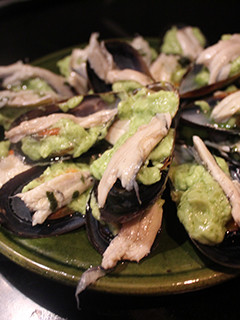 Una foto de Mejillones con boquerones y mayonesa de aguacate