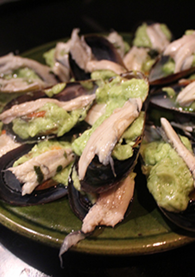 Una foto de Mejillones con boquerones y mayonesa de aguacate