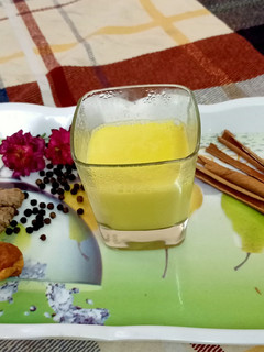 इम्यूनिटी बूस्टर दूध (immunity booster doodh recipe in Hindi) रेसिपी मुख्य फोटो