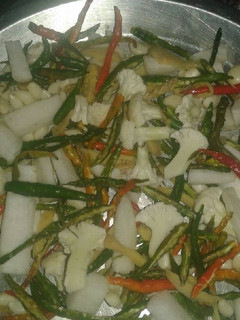 होममेड मिक्स वेजिटेबल अच्चार (Homemade mix vegetable atchar recipe in hindi) रेसिपी मुख्य फोटो