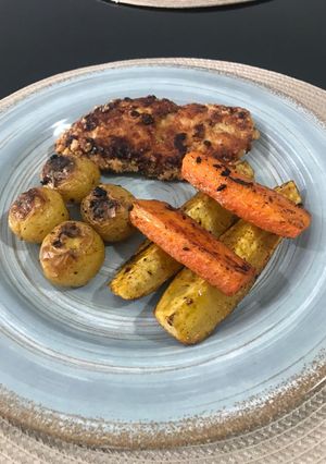 Foto de Frango empanado com queijo parmesão e legumes assados