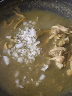 Una foto de Chilaquiles en salsa verde con pollo