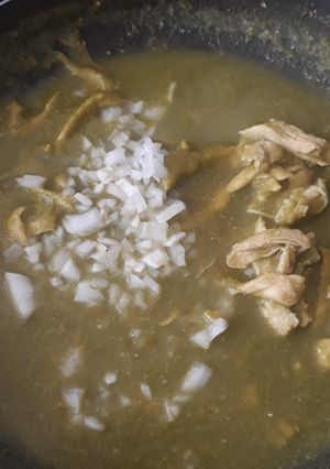 Una foto de Chilaquiles en salsa verde con pollo